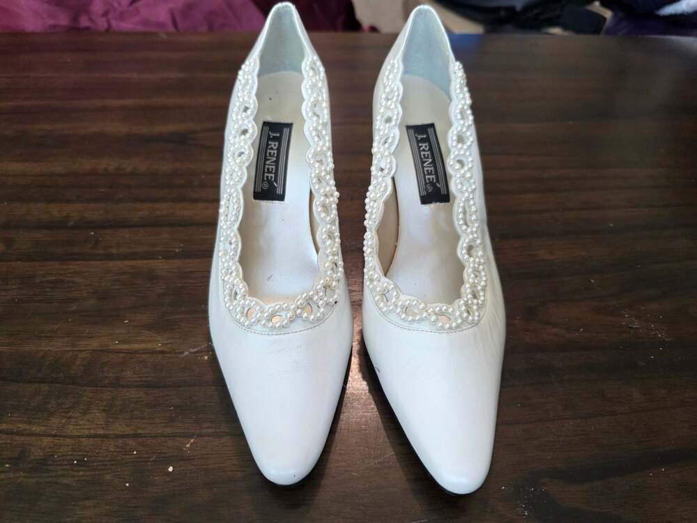 J. Renee White Leather Pearl Trim Pointed Toe Kitten Heel Pumps Size 9M